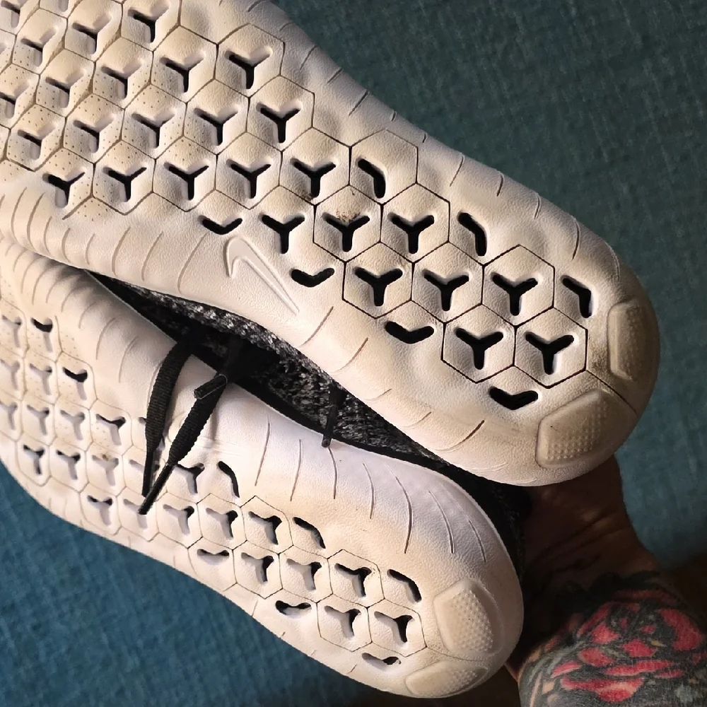 Nike | Women's Black and White Knit Athletic Shoes 10 - Picture 6 of 7